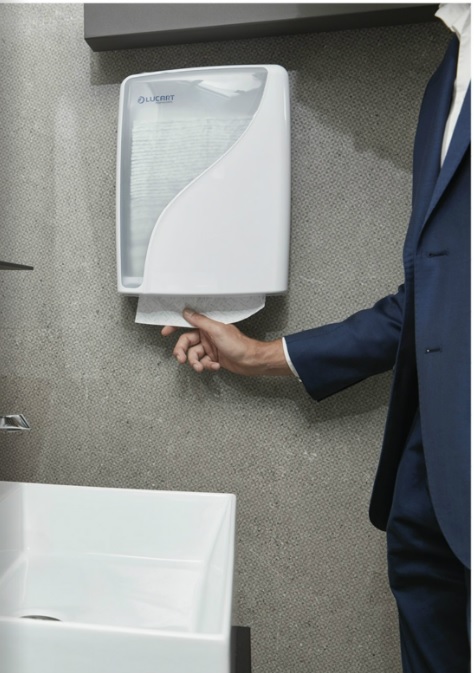 Falthandtuch-aus-dem-Spender-ziehen