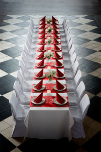 gedeckte Tafel mit dunkelroten Servietten Duni
