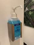 Händedesinfektion Edelstahl Wandhalter für 500 oder 1000 ml Euroflasche + Desinfektionsmittel Händedesinfektion Edelstahl Wandhalter für 500 oder 1000 ml Euroflasche + Desinfektionsmittel